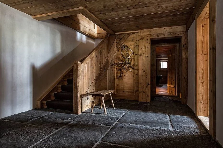 Innenausbau mit Treppe, Türen und Wandverkleidung in Altholz