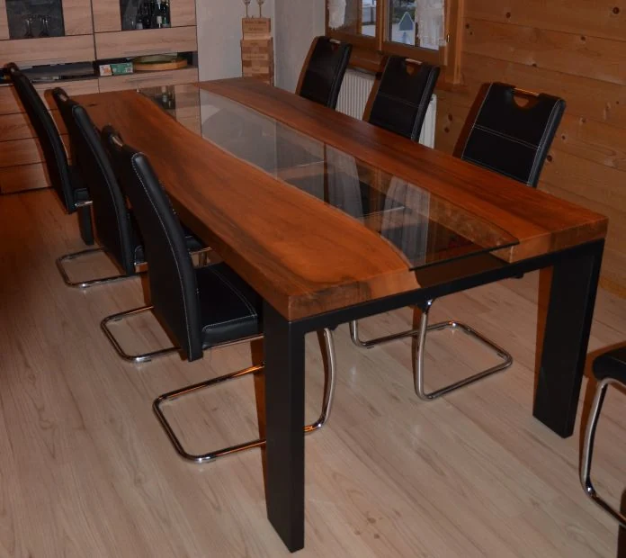 Holztisch mit passenden Stühlen