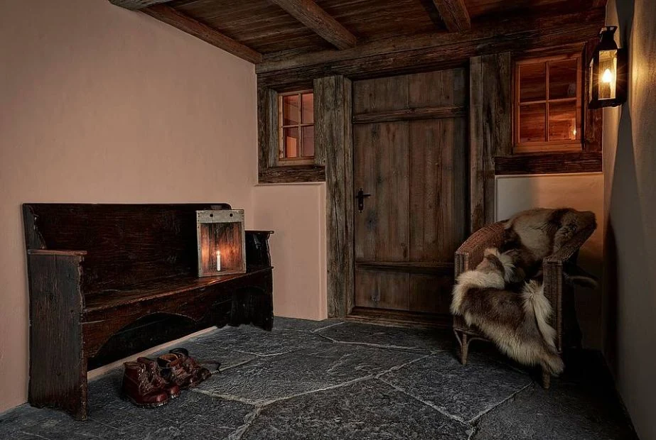 Holztür mit handwerklicher Ausarbeitung von Ludi